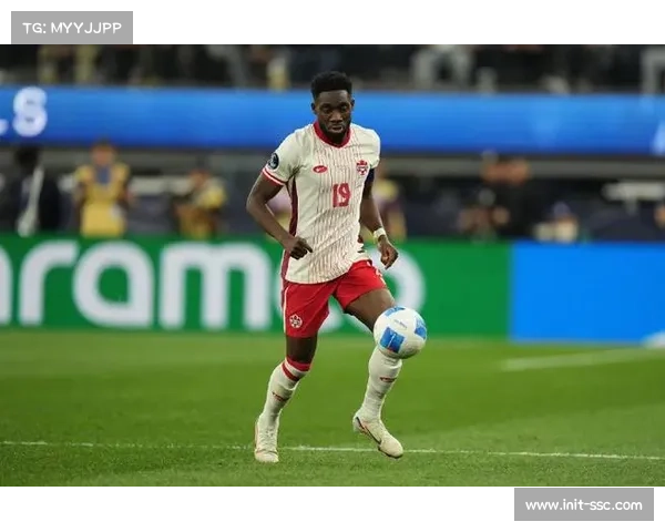 阿方索-戴维斯门线极限解围，挽救拜仁失球